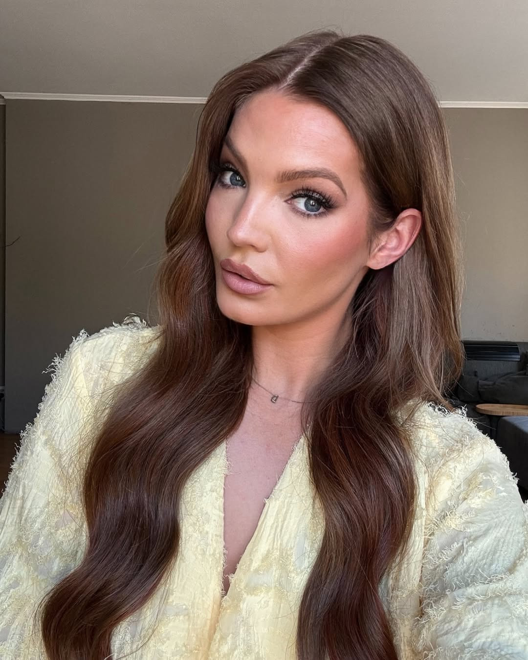 "Trang điểm già quá, các nét trên gương mặt nhìn không được hài hòa", "23 tuổi mà già quá", "Nhan sắc này cá tính nhưng bị cứng, nhìn như lạm dụng phẫu thuật thẩm mỹ"... cư dân mạng bình luận.