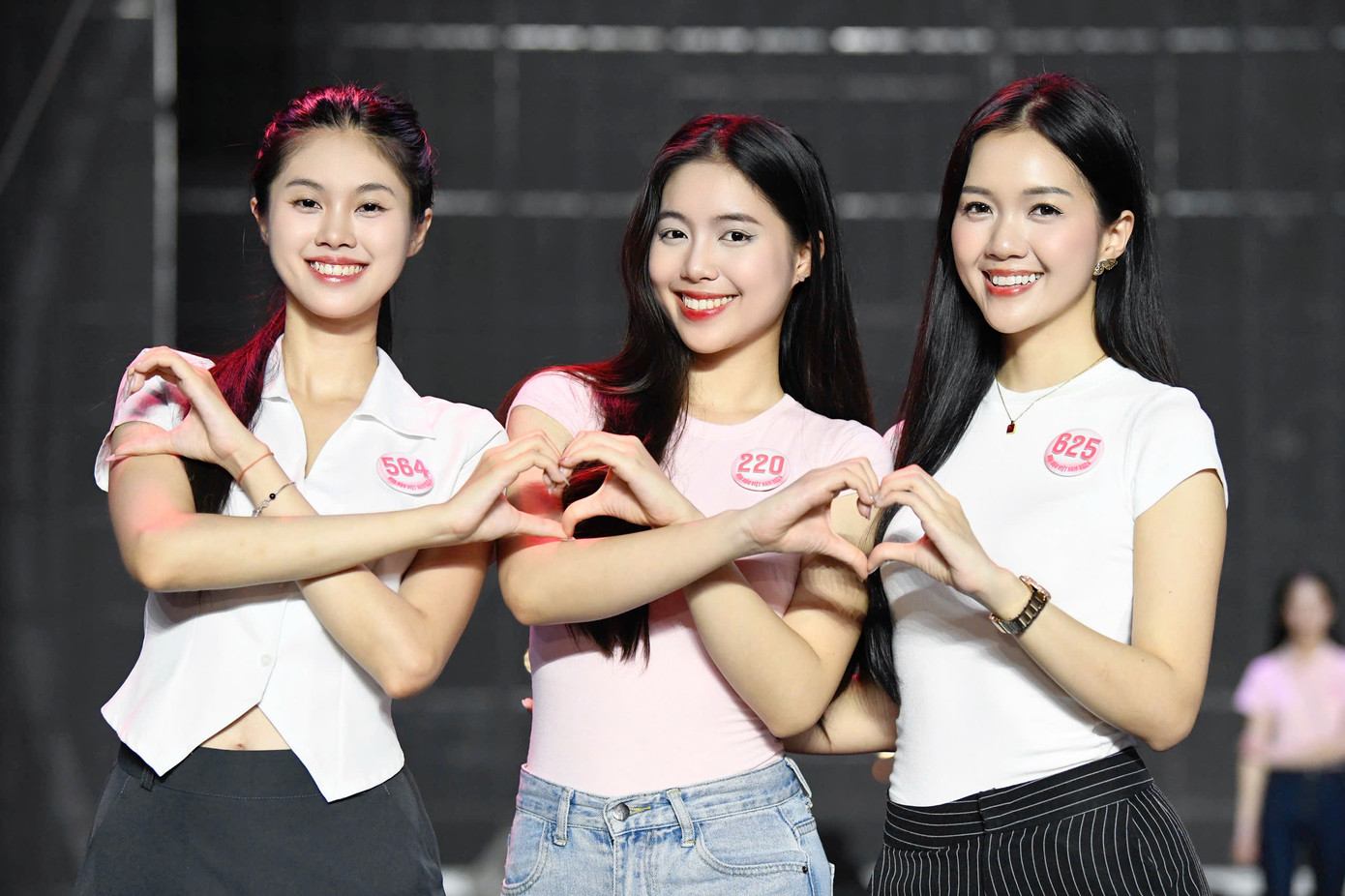 Họ vừa hồi hộp khi sắp bước vào đêm thi quan trọng nhưng cũng có chút tiếc nuối khi chuẩn bị chia tay những người bạn trong ngôi nhà chung tại Hoa hậu Việt Nam 2024.