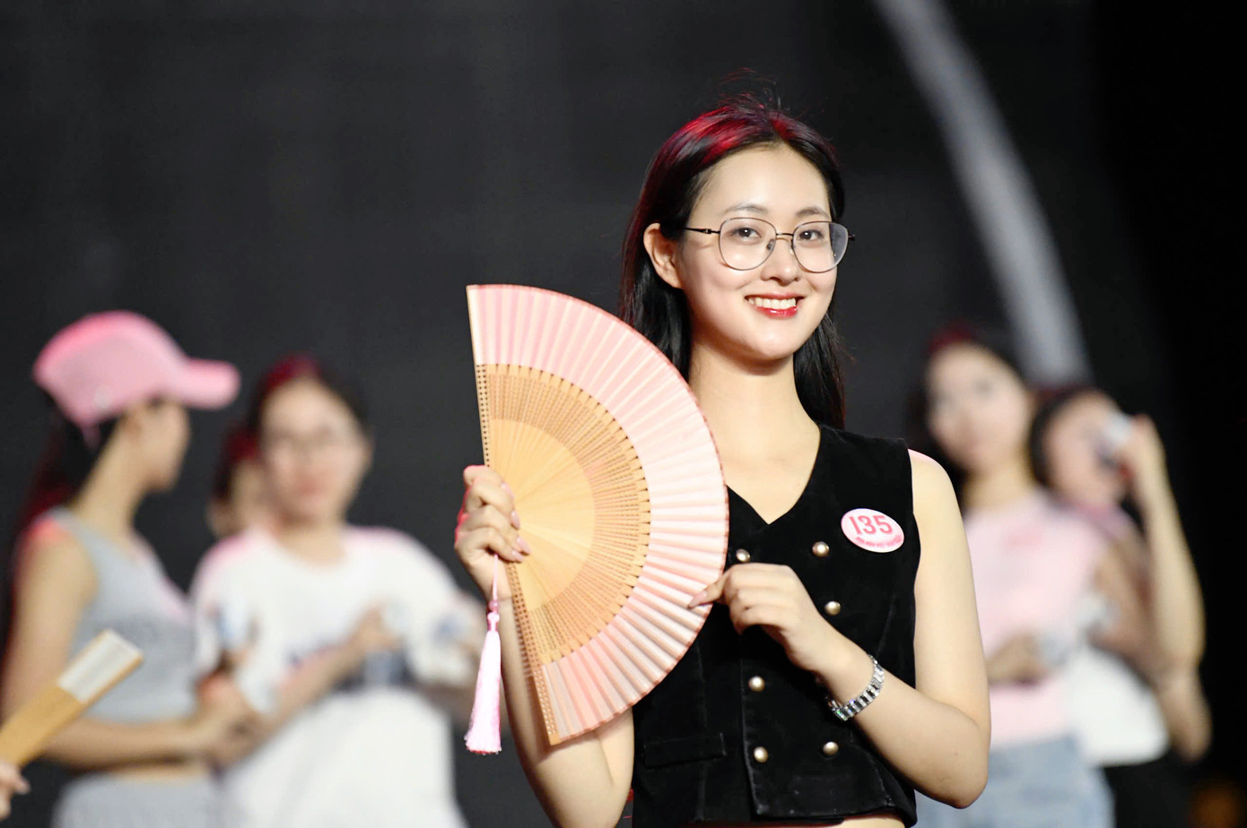 Các cô gái thể hiện sự hào hứng, phấn khích khi lần đầu được làm quen với sân khấu nổi hoành tráng. Những ngày qua họ chăm chỉ tập luyện, chờ đợi được trình diễn trên sân khấu được đánh giá độc đáo nhất từ trước tới nay tại TP Huế.