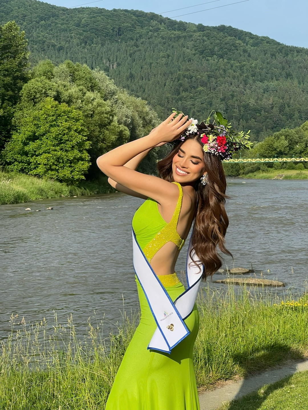 Đại diện Peru - Mayra Messa - năm nay 29 tuổi, là người mẫu và nhà hoạt động xã hội. Cô đang theo đuổi bằng cử nhân Luật và hiện làm trợ lý pháp lý, chuyên về luật dân sự, gia đình và lao động. Cô là thí sinh tiềm năng của khu vực châu Mỹ.