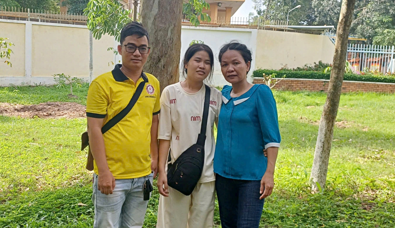 Long (áo vàng) đã nhiệt tình giúp Hương tìm lại mẹ. Ảnh: Nhân vật cung cấp