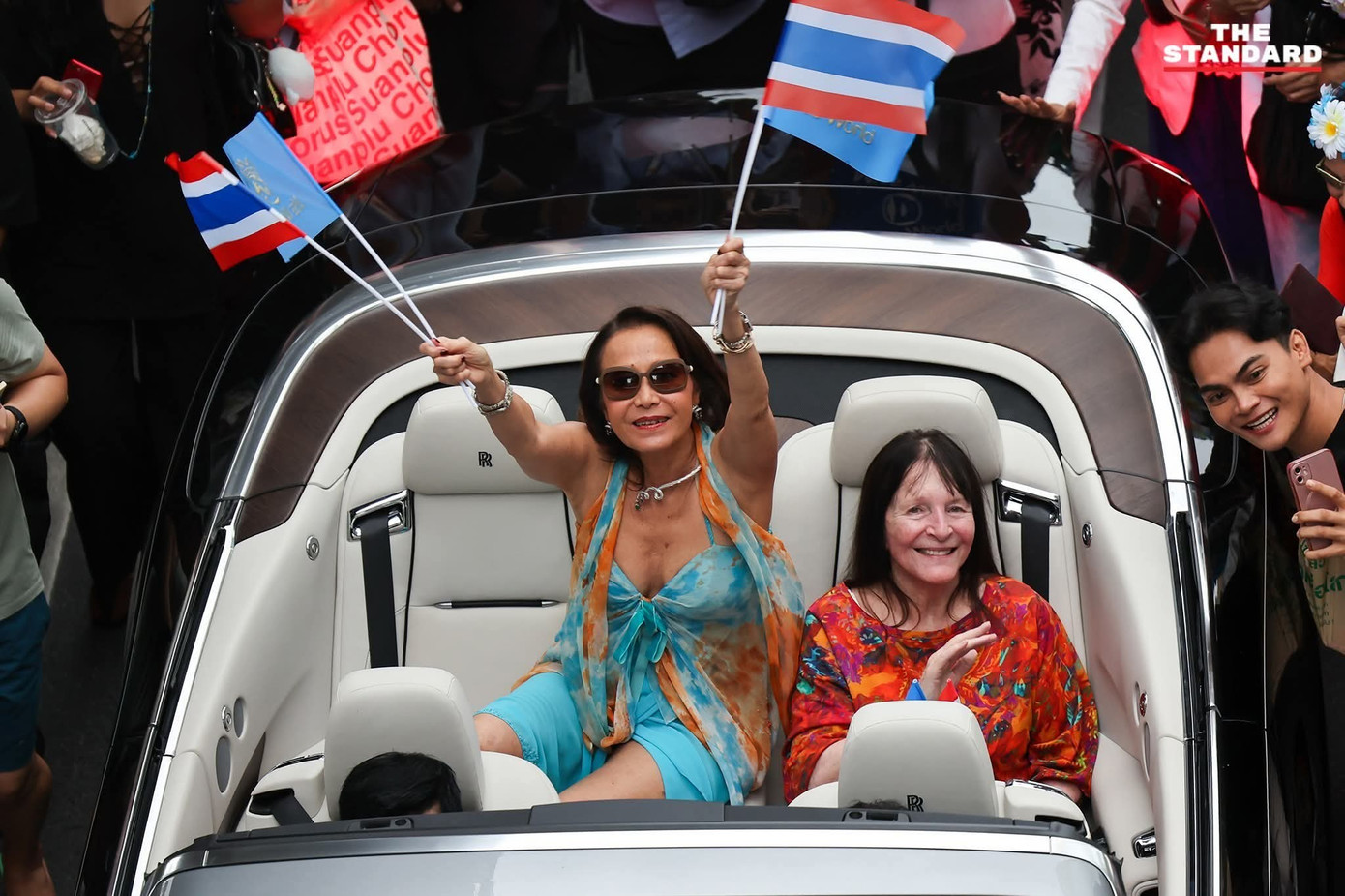 Nữ tỷ phú 70 tuổi - Supaluck Umpujh trong lễ chào đón Hoa hậu Thế giới 2025 Suchata Chuangsri trở về Thái Lan. Nữ tỷ phú 70 tuổi - Supaluck Umpujh trong lễ chào đón Hoa hậu Thế giới 2025 Suchata Chuangsri trở về Thái Lan.