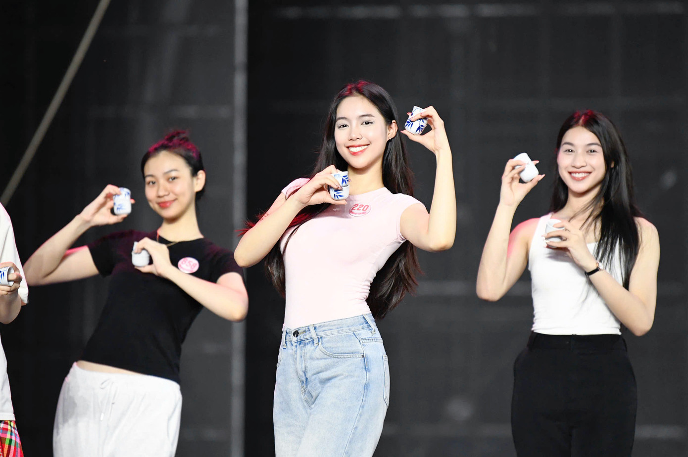 2 ngày trước chung kết Hoa hậu Việt Nam 2024, 25 thí sinh bắt đầu làm quen với sân khấu trên mặt nước sông Hương.