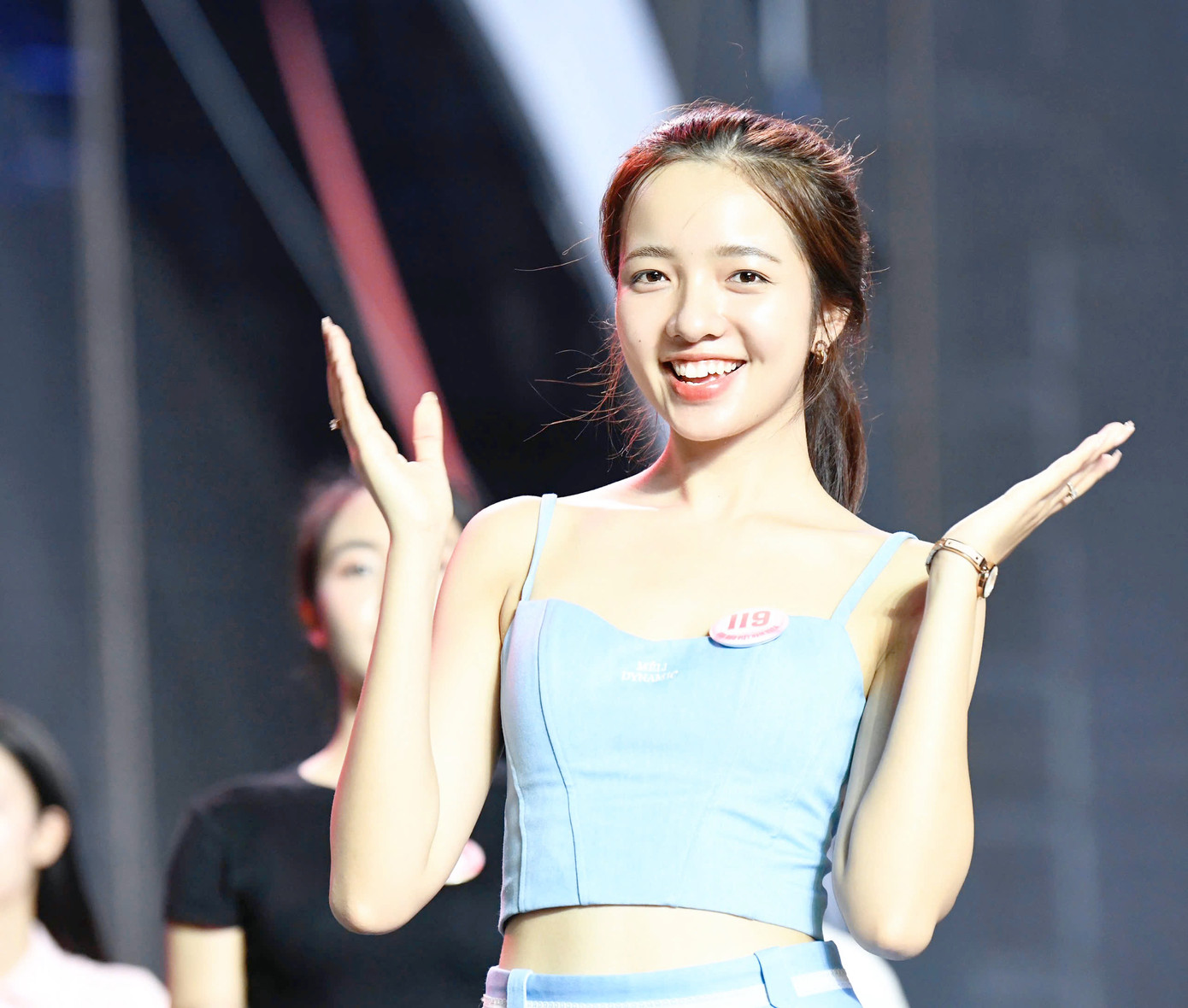 Dù trải qua nhiều tiếng ráp sân khấu nhưng các cô gái vẫn giữ được năng lượng và sự rạng rỡ trên sân khấu.