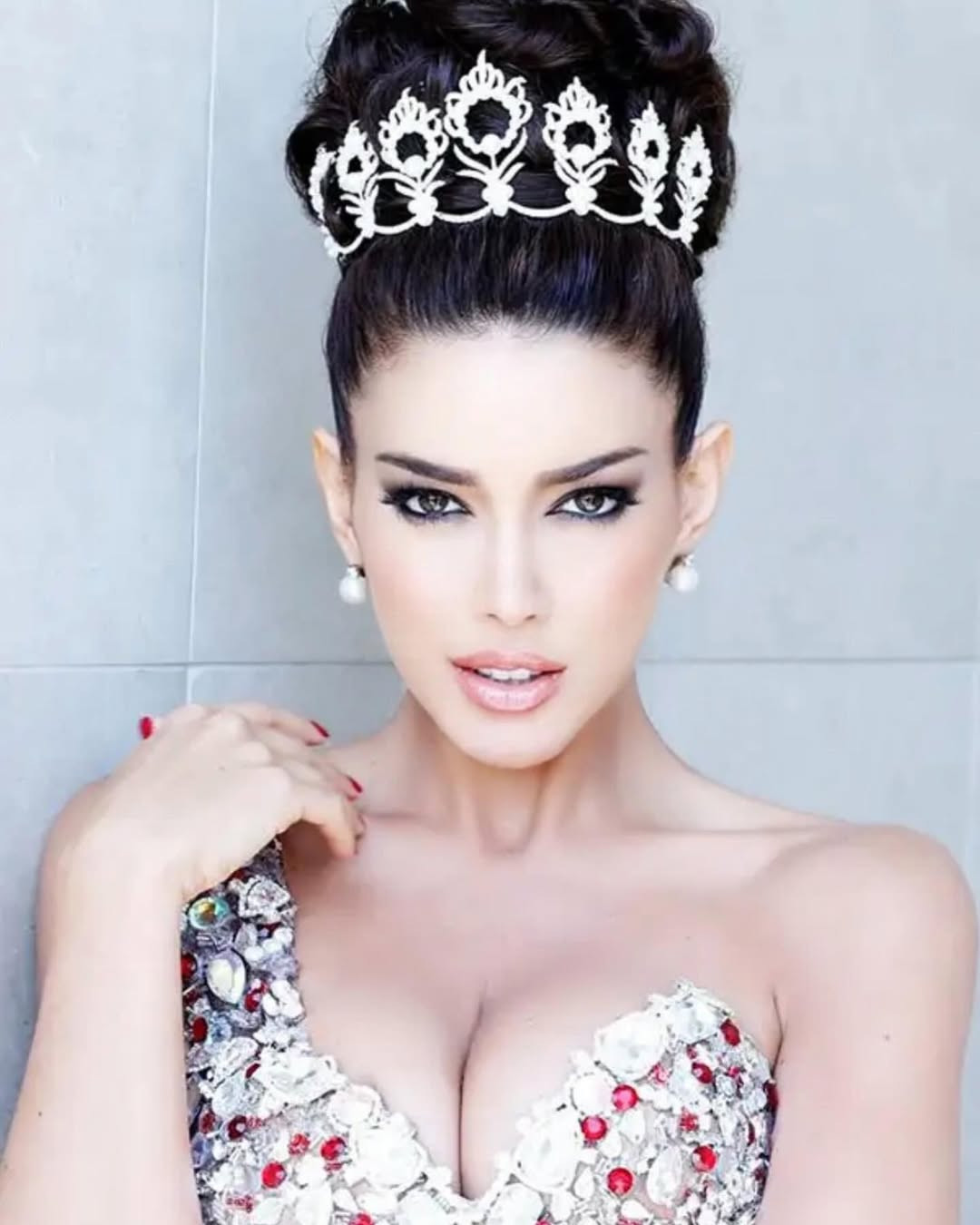 Năm đó, Sahar Biniaz giành quyền đại diện Canada tham dự Hoa hậu Hoàn vũ. Tuy nhiên, cô bất ngờ bị chấn thương ở chân nên đành nhường quyền thi cho á hậu 1.