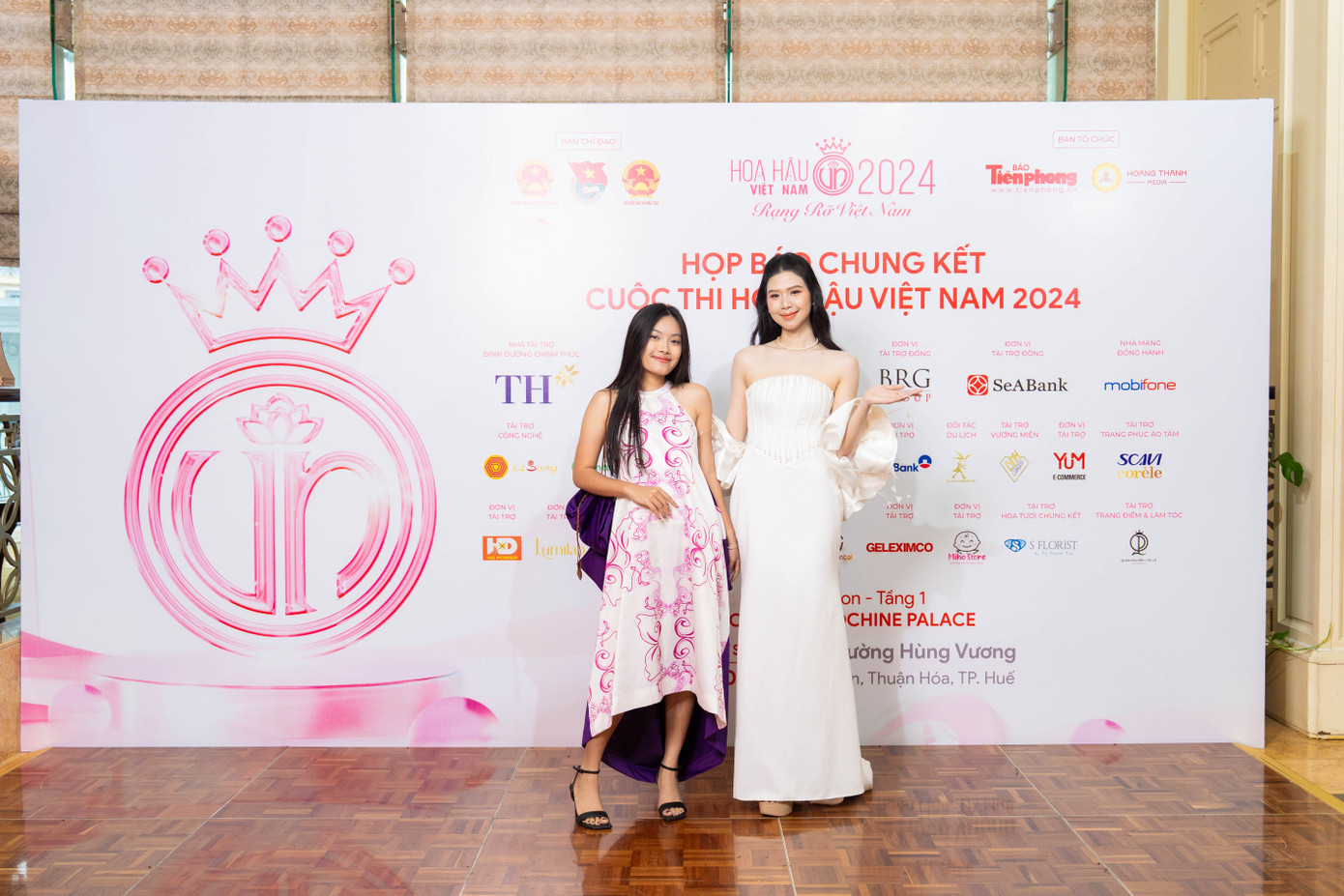 Gia đình, bạn bè tiếp tục vào TP Huế để cổ vũ thí sinh trong đêm chung kết.