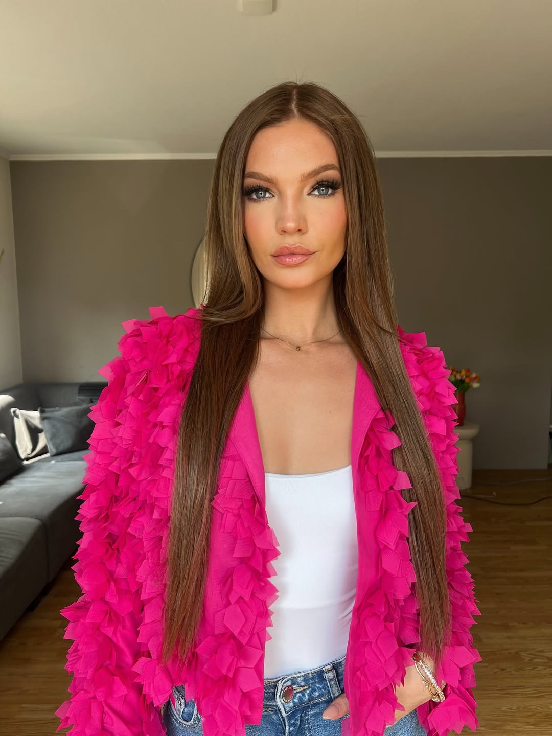 Sau đêm chung kết, nhan sắc của Rosalie Esmee Hooft trở thành chủ đề bàn tán trên các diễn đàn sắc đẹp. Nhiều người chê cô có gương mặt thô cứng, già nua.