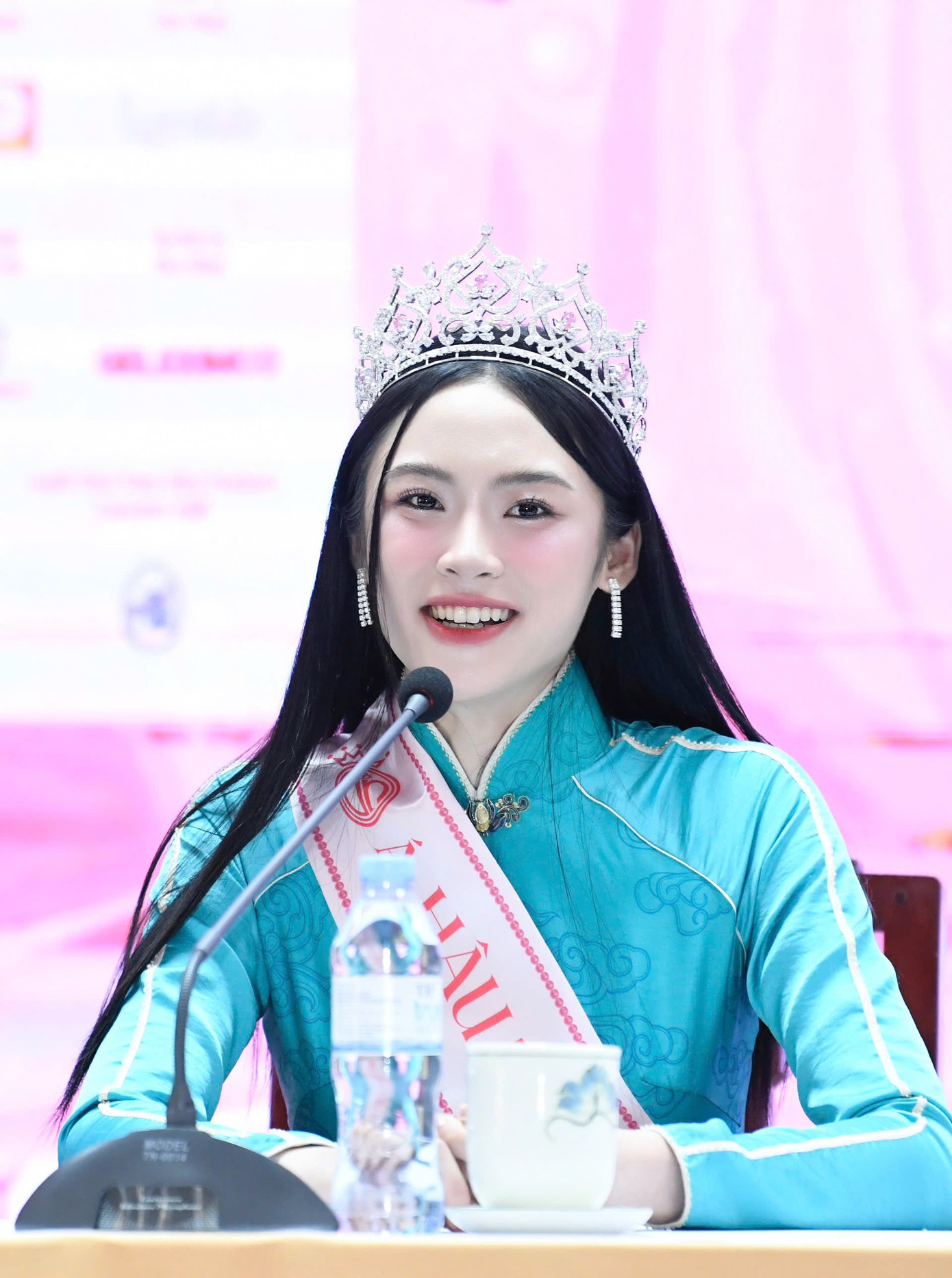 Á hậu Vân Nhi chia sẻ tại họp báo. Á hậu Vân Nhi chia sẻ tại họp báo.