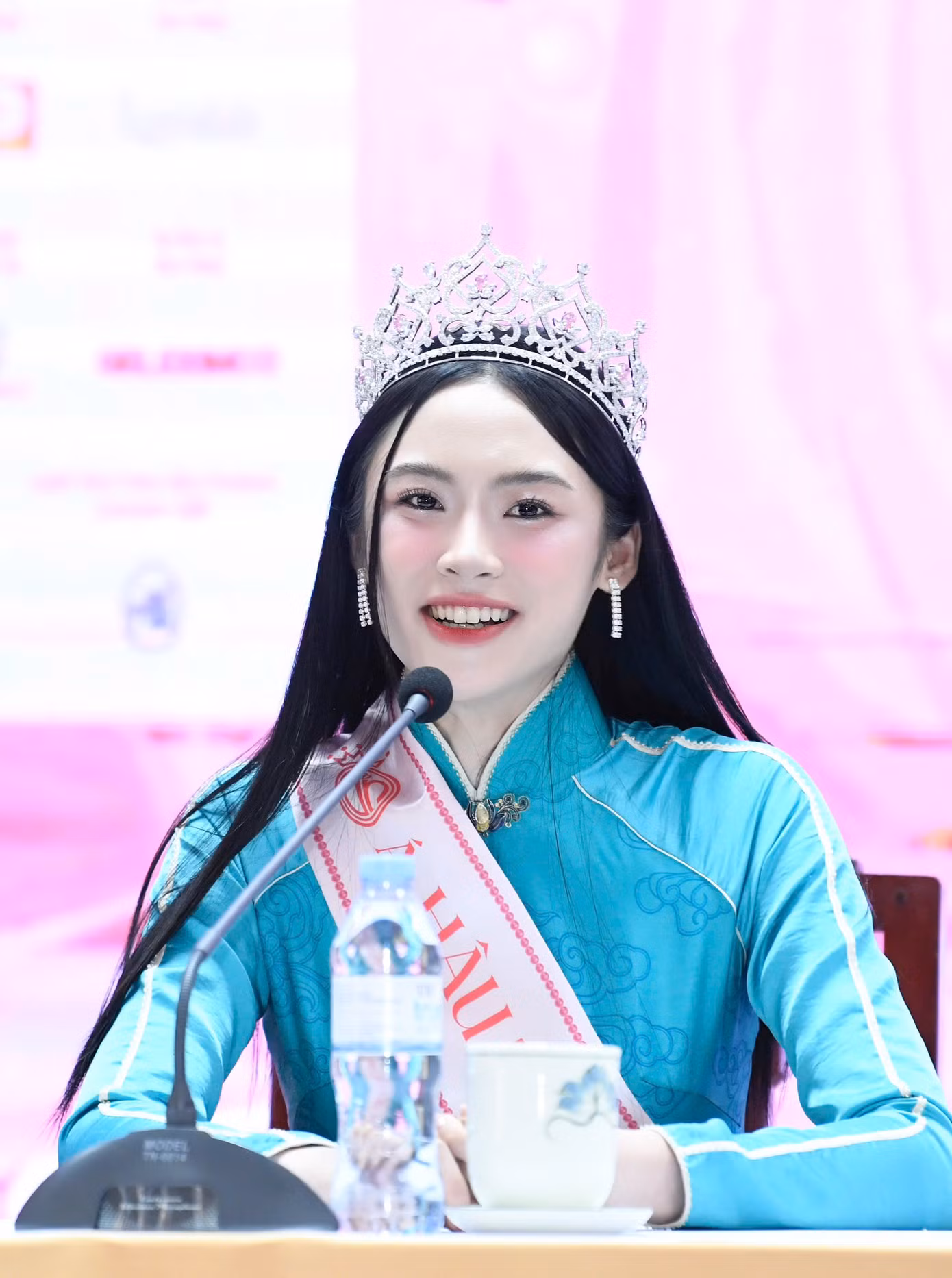 Á hậu Vân Nhi chia sẻ tại họp báo.