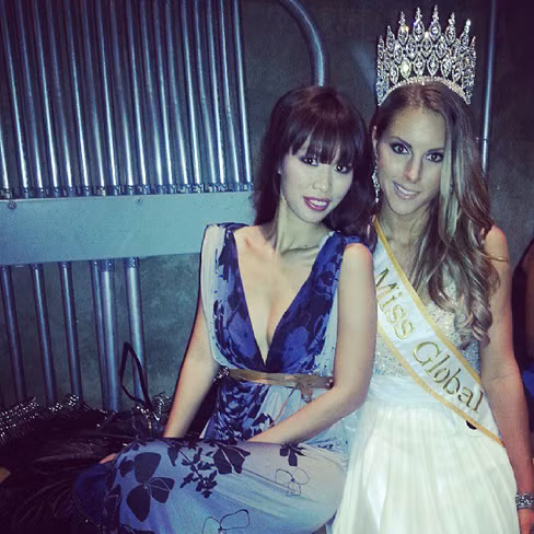 Hà Anh bên người đẹp Miss Global lần thứ nhất