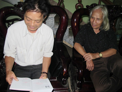 Ông Bùi Quốc Chiến đọc thơ cho bạn thơ thưởng thức