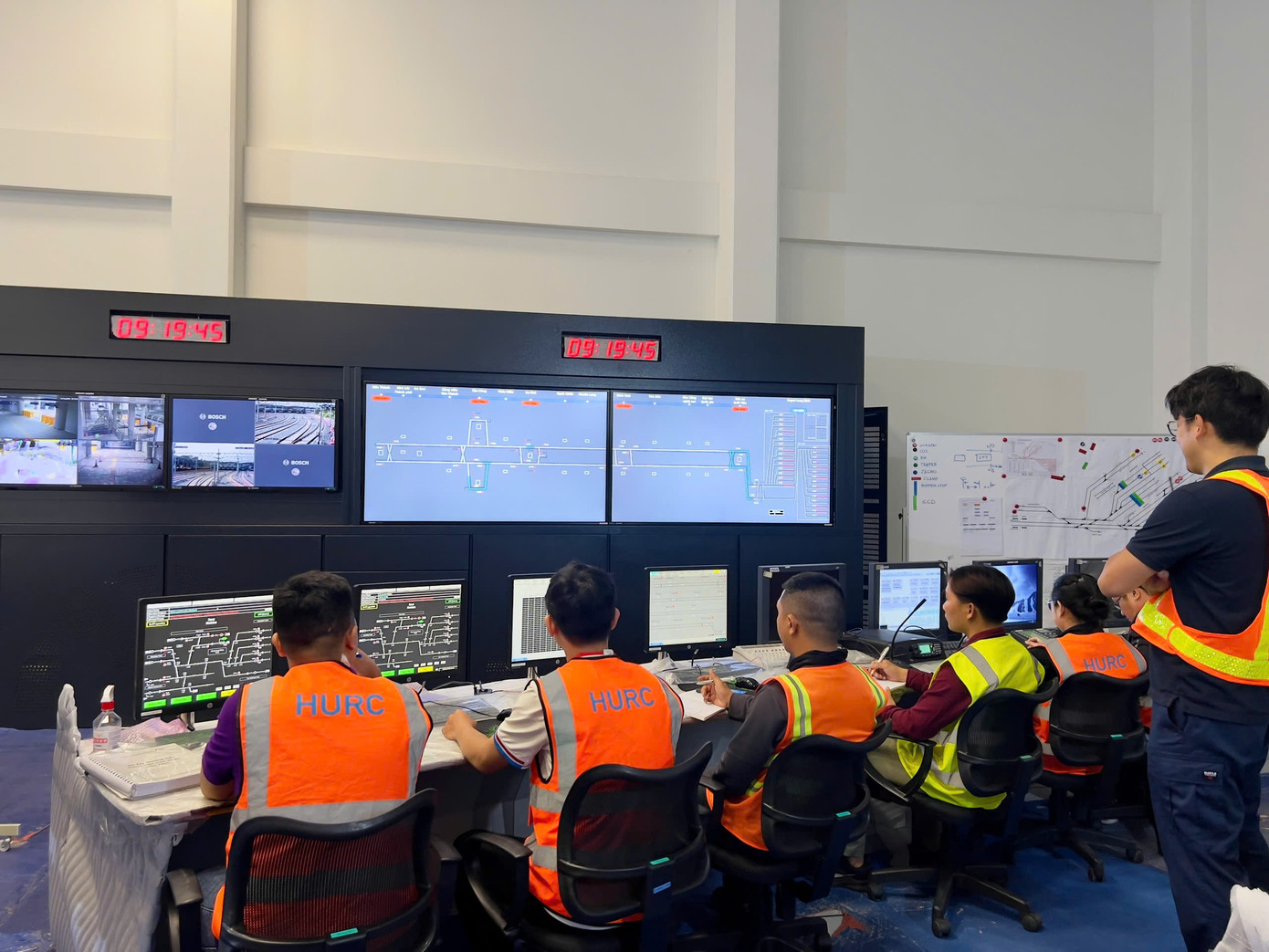 Trước đó, để phục vụ công tác đào tạo thực hành trên chính tuyến cho nhân viên công ty HURC1 (công ty vận hành tuyến metro số 1 TPHCM), từ ngày 5/8, nhà thầu Hitachi bắt đầu bàn giao toàn bộ hệ thống cơ điện của gói thầu CP3 (gồm 11 hệ thống) cho liên danh Tư vấn NJPT. Ảnh: MAUR Trước đó, để phục vụ công tác đào tạo thực hành trên chính tuyến cho nhân viên công ty HURC1 (công ty vận hành tuyến metro số 1 TPHCM), từ ngày 5/8, nhà thầu Hitachi bắt đầu bàn giao toàn bộ hệ thống cơ điện của gói thầu CP3 (gồm 11 hệ thống) cho liên danh Tư vấn NJPT. Ảnh: MAUR