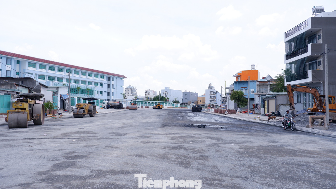 Về quy mô, dự án dài gần 300m, mặt cắt ngang có bề rộng 40m, xây dựng mới vỉa hè hai bên, cải tạo hệ thống cống thoát nước dọc tuyến, trồng cây xanh, xây dựng hệ thống chiếu sáng dọc tuyến phù hợp cảnh quan và hoàn chỉnh theo cấp đường,...