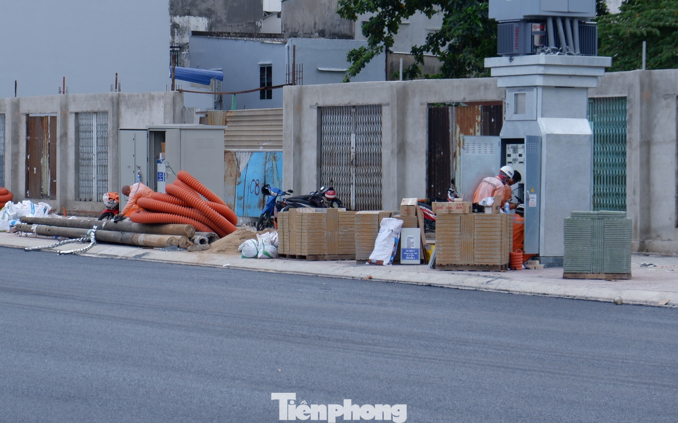 Cùng với đó, hệ thống hạ tầng kỹ thuật (điện, nước...) dọc tuyến cũng đang được khẩn trương triển khai.