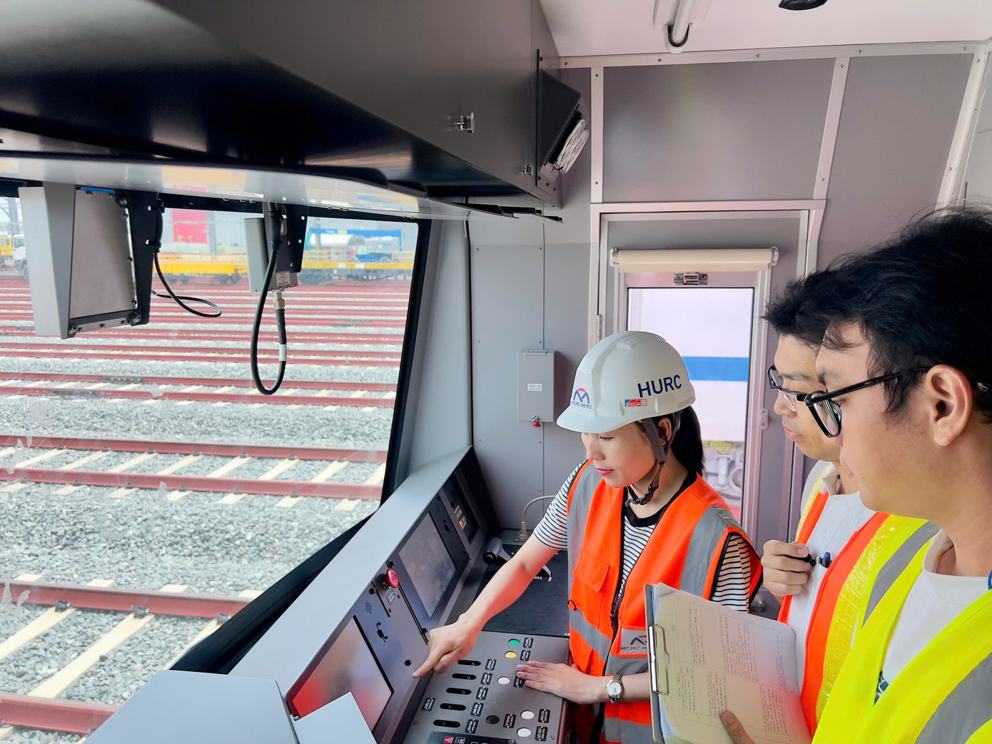 Đại diện MAUR cho biết, ngày 16/8 vừa qua, Tư vấn NJPT cũng đã chính thức nhận bàn giao hai đoàn tàu từ nhà thầu Hitachi để bắt đầu công tác đào tạo thực hành trên chính tuyến cho các nhân viên lái tàu và điều độ... Trong ảnh: Học viên lái tàu người Việt bắt đầu được đào tạo thực hành trên đoàn tàu tuyến metro số 1. Nguồn: MAUR Đại diện MAUR cho biết, ngày 16/8 vừa qua, Tư vấn NJPT cũng đã chính thức nhận bàn giao hai đoàn tàu từ nhà thầu Hitachi để bắt đầu công tác đào tạo thực hành trên chính tuyến cho các nhân viên lái tàu và điều độ... Trong ảnh: Học viên lái tàu người Việt bắt đầu được đào tạo thực hành trên đoàn tàu tuyến metro số 1. Nguồn: MAUR