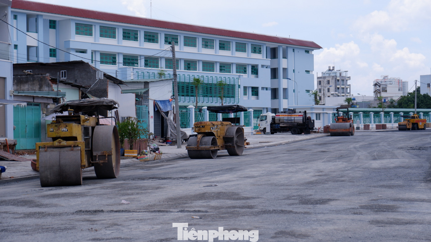 Theo đại diện Ban Quản lý dự án đầu tư xây dựng các công trình giao thông TPHCM (gọi tắt là Ban Giao thông, chủ đầu tư) dự kiến dự án mở rộng đường Tên Lửa sẽ thông xe vào ngày 5/9 sắp tới đây.