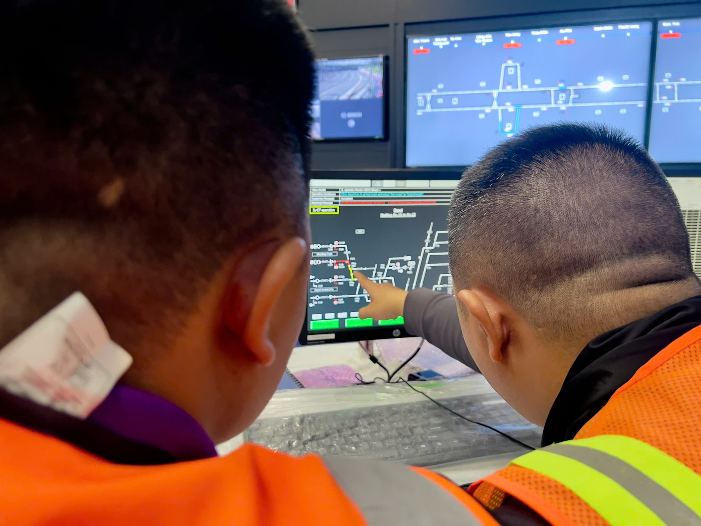 Theo kế hoạch, quá trình đào tạo thực hành trên chính tuyến cho nhân viên công ty HURC1 sẽ kết thúc trong tháng 9. Trên cơ sở đó, các nhân viên đã hoàn thành quá trình đào tạo sẽ tham gia vào công tác vận hành thử (trial run) vào tháng 10 và tháng 11 với sự đánh giá độc lập của Tư vấn an toàn hệ thống (BVT) của Pháp. Ảnh: MAUR Theo kế hoạch, quá trình đào tạo thực hành trên chính tuyến cho nhân viên công ty HURC1 sẽ kết thúc trong tháng 9. Trên cơ sở đó, các nhân viên đã hoàn thành quá trình đào tạo sẽ tham gia vào công tác vận hành thử (trial run) vào tháng 10 và tháng 11 với sự đánh giá độc lập của Tư vấn an toàn hệ thống (BVT) của Pháp. Ảnh: MAUR