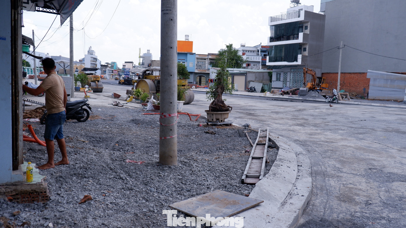 Chia sẻ với PV, anh Trịnh Trọng Trí, một người dân sinh sống ở khu vực này cho biết: “Trước kia, ở đây chưa có đường và còn có một hồ nước với nhiều rác thải ô nhiễm. Khi dự án được thi công, môi trường sống của những hộ dân quanh đây thay đổi thấy rõ. Người dân trông chờ từng ngày đường mới được hoàn thành, việc đi lại sẽ thuận tiện hơn”.