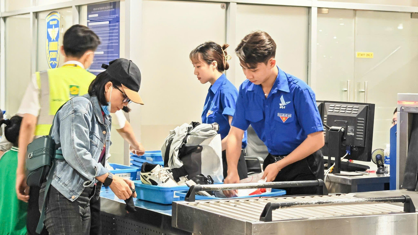 Lực lượng đoàn viên thanh niên hỗ trợ hành khách tại khu vực soi chiếu hành lý. Ảnh: Cảng HKQT Tân Sơn Nhất.