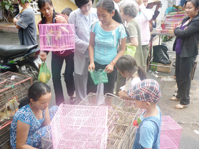 Tấp nập dịch vụ ăn theo lễ chùa Ảnh: L.N