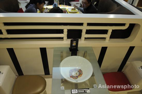 Nhà vệ sinh, bồn cầu đầy màu sắc được dử dụng làm chỗ ngồi, vật trang trí. Nhiều gia đình đã đến thử cảm giác ngồi trong nhà vệ sinh ăn tối. Một đĩa kem mà nhiều người trông thấy... không nói được nên lời. Nhà vệ sinh, bồn cầu đầy màu sắc được dử dụng làm chỗ ngồi, vật trang trí. Nhiều gia đình đã đến thử cảm giác ngồi trong nhà vệ sinh ăn tối. Một đĩa kem mà nhiều người trông thấy... không nói được nên lời.