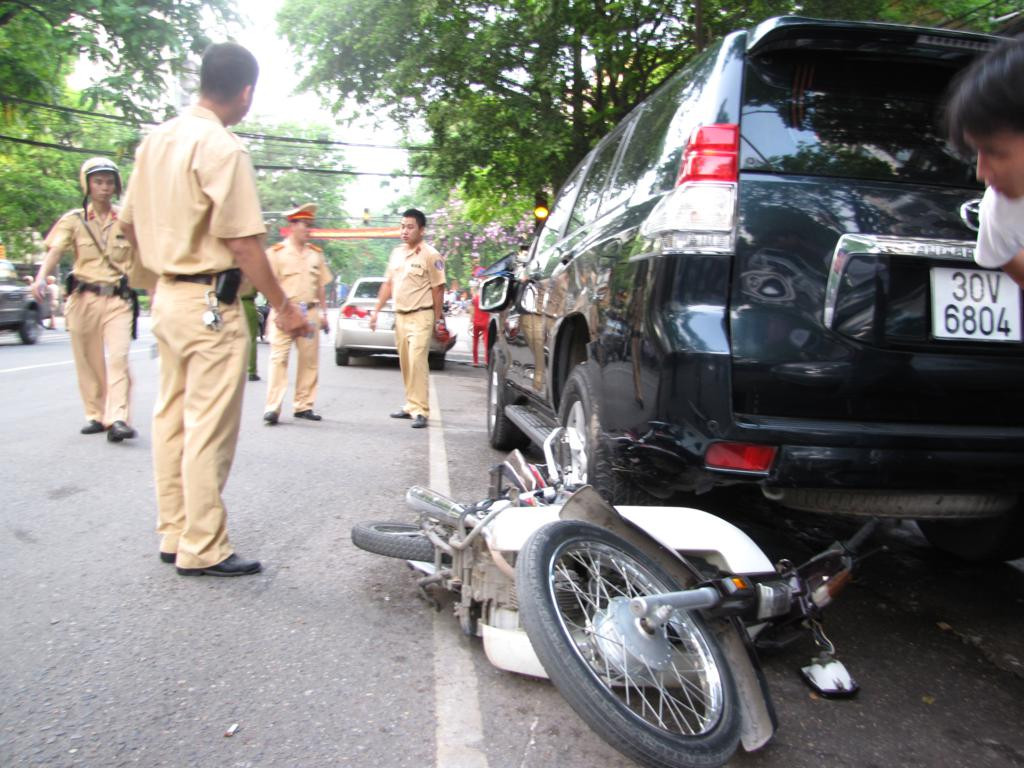 Sau đó, lạng sang bên phải đường hất một chiếc xe Dream