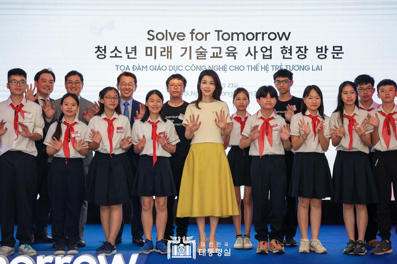 Tại buổi toạ đàm về giáo dục ngày 23/6, trang phục của Đệ nhất phu nhân Hàn Quốc thoải mái và bớt trang trọng hơn, phù hợp với sự kiện giao lưu dành cho thế hệ trẻ. Dù có phong cách trẻ trung, bà Kim Keon Hee vẫn giữ một nguyên tắc mặc đồ truyền thống của phụ nữ Hàn Quốc - kín đáo, đặc biệt ở phần trên cơ thể. Ảnh: president.go.kr. Tại buổi toạ đàm về giáo dục ngày 23/6, trang phục của Đệ nhất phu nhân Hàn Quốc thoải mái và bớt trang trọng hơn, phù hợp với sự kiện giao lưu dành cho thế hệ trẻ. Dù có phong cách trẻ trung, bà Kim Keon Hee vẫn giữ một nguyên tắc mặc đồ truyền thống của phụ nữ Hàn Quốc - kín đáo, đặc biệt ở phần trên cơ thể. Ảnh: president.go.kr.