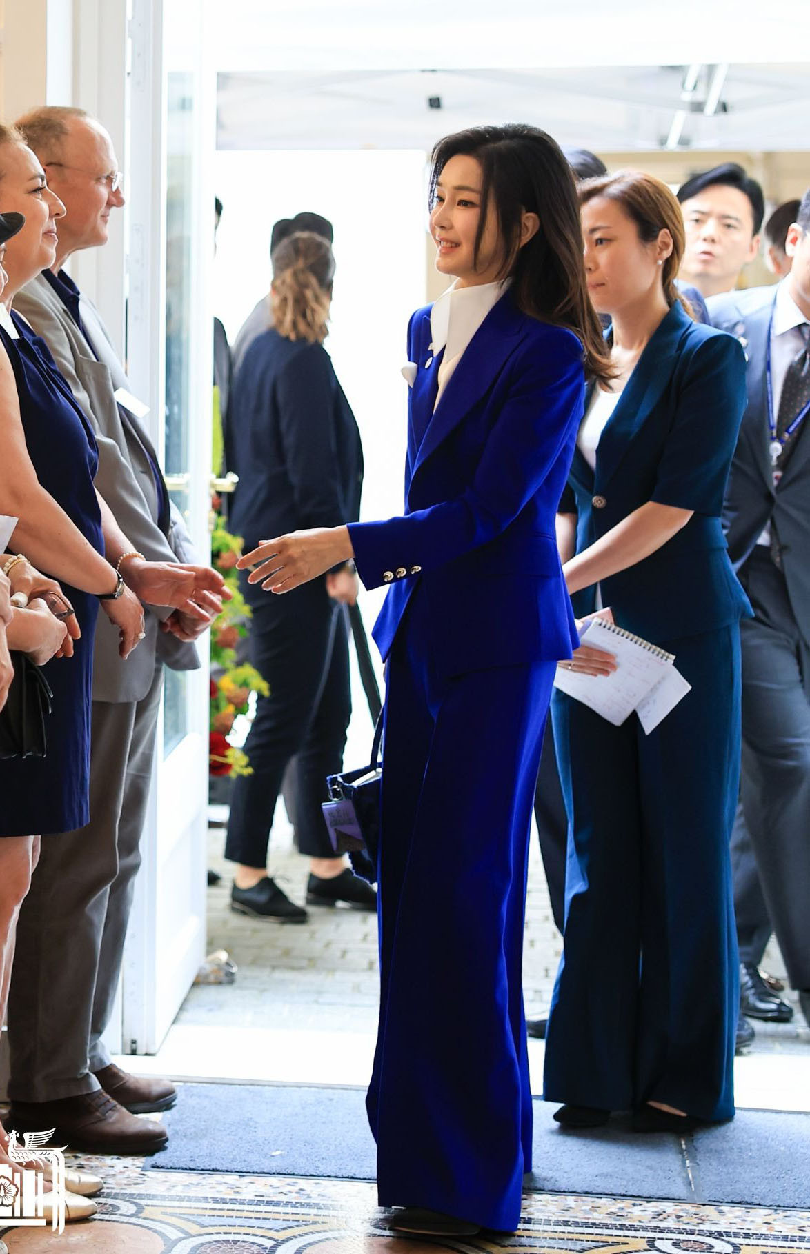 Xuất thân doanh nhân có thể là nguyên nhân cho lựa chọn đậm chất công sở này của bà Kim Keon Hee. Áo vest cùng sơ mi cổ cồn mang đến sự chuyên nghiệp, chỉn chu cho người mặc.