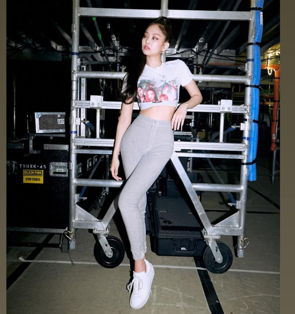 1. Jennie (BlackPink) giành vị trí đầu bảng nhờ thân hình mảnh mai nhưng không kém phần quyến rũ. Bờ vai gầy, tạo góc 90 độ cùng vòng eo &quot;con kiến&quot; và phần hông nở nang giúp cô &quot;cân&quot; mọi loại trang phục.