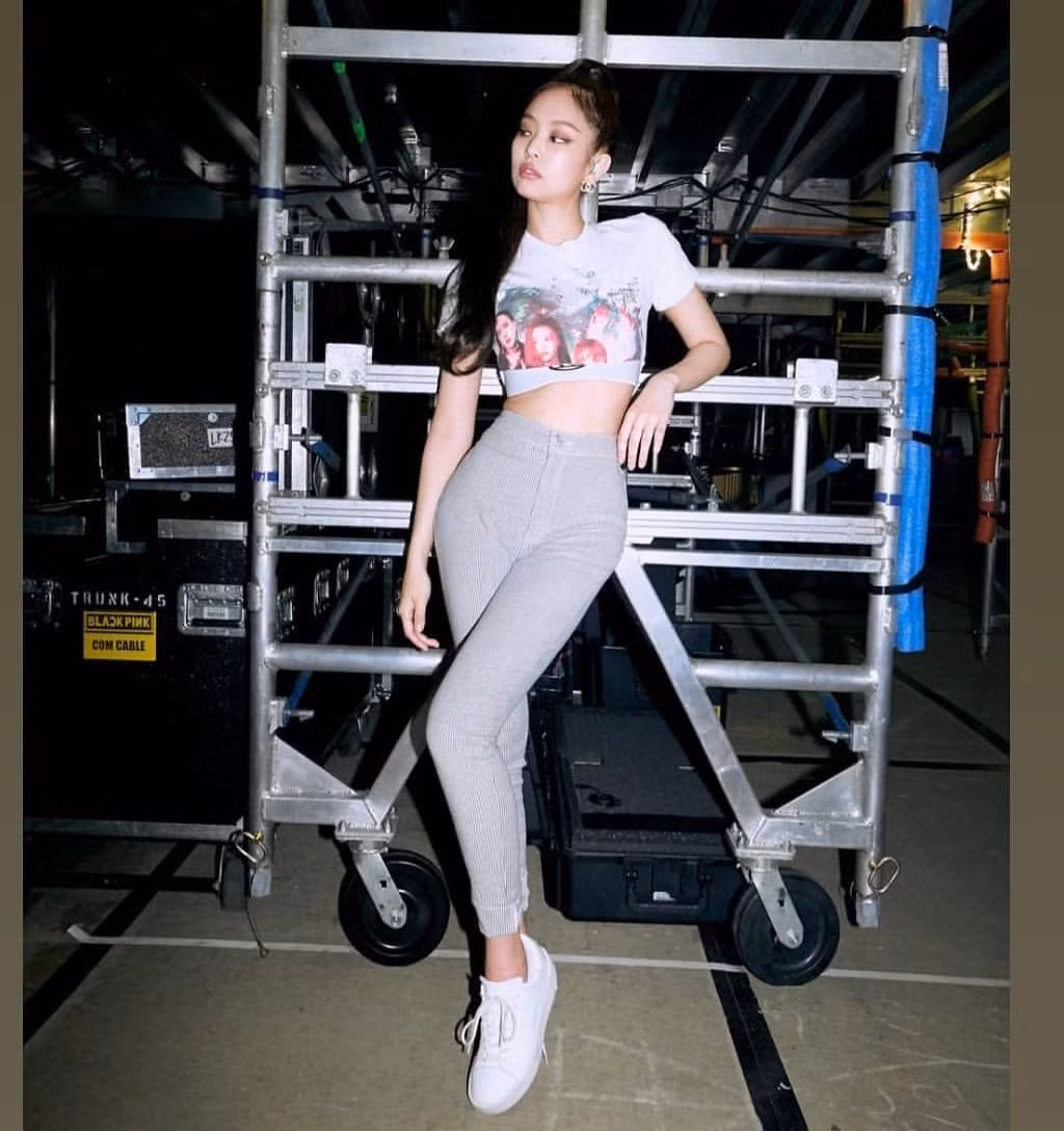 1. Jennie (BlackPink) giành vị trí đầu bảng nhờ thân hình mảnh mai nhưng không kém phần quyến rũ. Bờ vai gầy, tạo góc 90 độ cùng vòng eo "con kiến" và phần hông nở nang giúp cô "cân" mọi loại trang phục.
