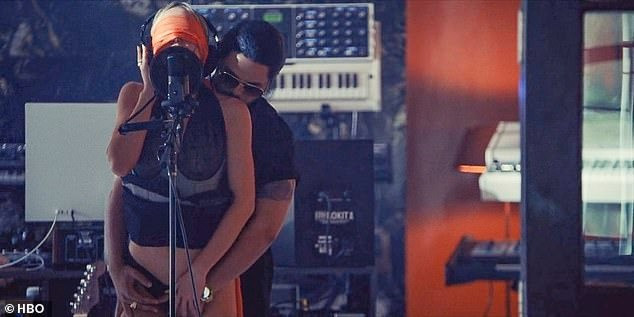 Jocely và Tedros trong phòng thu trước sự chứng kiến của nhiều người. Ảnh: HBO.