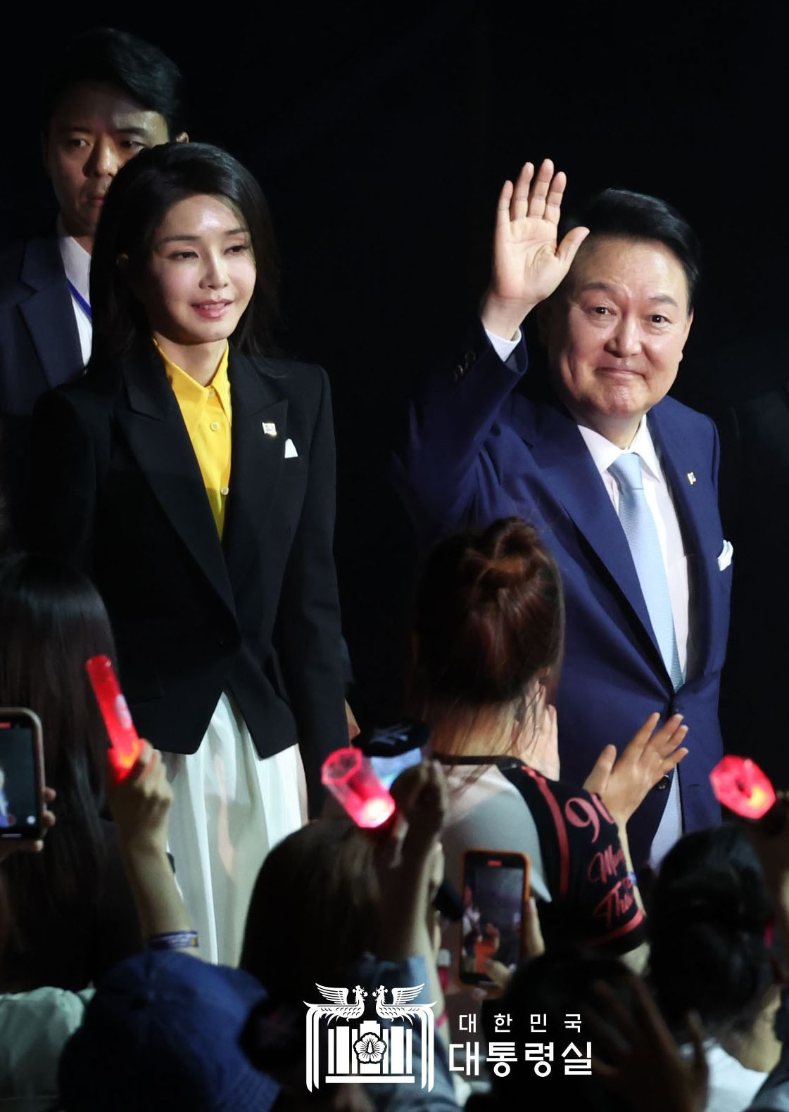 Công thức áo vest, sơ mi cùng chân váy hoặc quần dài được phu nhân sinh năm 1972 lặp lại khi tham gia các hoạt động trong chuyến thăm cấp Nhà nước đến Việt Nam.