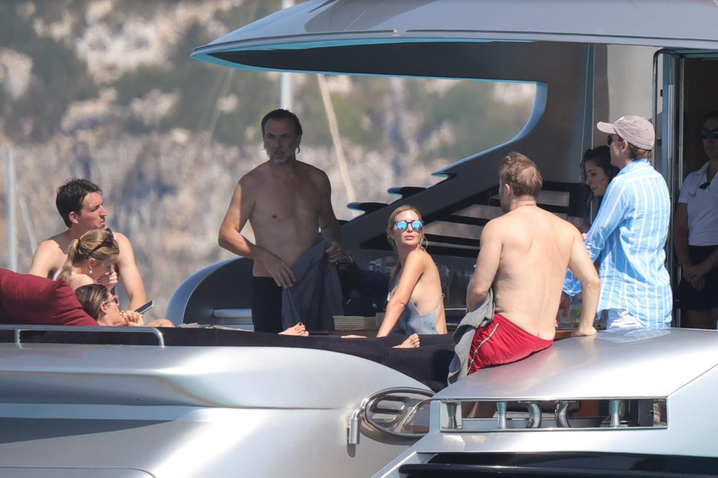 Khoảnh khắc khoe &quot;da thịt&quot; bỏng mắt của cựu cố vấn Nhà Trắng.