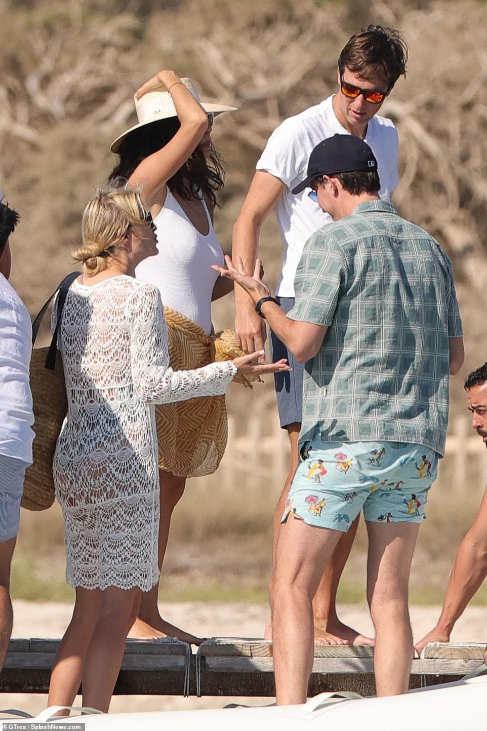 Ngày 26/6, Ivanka Trump và Jared Kushner được nhìn thấy đi chơi ở Es Calo, Formentera, Tây Ban Nha. Họ đồng hành cùng nhóm bạn, bao gồm DJ David Guetta.
