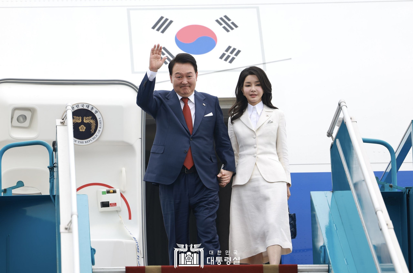 Từ ngày 22-24/6, Tổng thống Hàn Quốc Yoon Suk Yeol và Phu nhân Kim Keon Hee có chuyến thăm cấp Nhà nước đến Việt Nam. Ngay từ khi bước ra khỏi chuyên cơ tại Sân bay Nội Bài (Hà Nội), Đệ nhất phu nhân Hàn Quốc đã thu hút sự chú ý với set áo vest và chân váy dài ngang bắp chân màu kem kết hợp áo sơ mi trắng và giày cao gót đồng bộ. Trang phục kín đáo đảm bảo được sự trang trọng vừa giúp bà Kim Keon Hee tôn vóc dáng mảnh mai và làn da trắng sáng. Ảnh: president.go.kr. Từ ngày 22-24/6, Tổng thống Hàn Quốc Yoon Suk Yeol và Phu nhân Kim Keon Hee có chuyến thăm cấp Nhà nước đến Việt Nam. Ngay từ khi bước ra khỏi chuyên cơ tại Sân bay Nội Bài (Hà Nội), Đệ nhất phu nhân Hàn Quốc đã thu hút sự chú ý với set áo vest và chân váy dài ngang bắp chân màu kem kết hợp áo sơ mi trắng và giày cao gót đồng bộ. Trang phục kín đáo đảm bảo được sự trang trọng vừa giúp bà Kim Keon Hee tôn vóc dáng mảnh mai và làn da trắng sáng. Ảnh: president.go.kr.