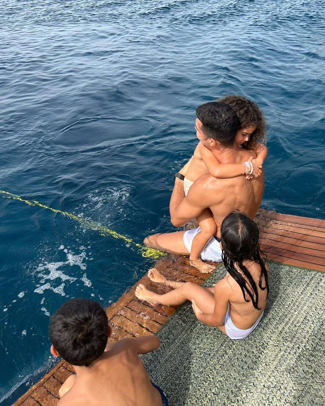 Dù nổi tiếng đào hoa, Ronaldo cũng là người hướng về các giá trị gia đình. Anh dành hầu hết thời gian rảnh để ở cùng các con. Đó cũng được cho là một trong những lý do quan trọng nhất khiến anh gắn bó lâu dài với Georgina vì cô đồng ý làm mẹ toàn thời gian. Dù nổi tiếng đào hoa, Ronaldo cũng là người hướng về các giá trị gia đình. Anh dành hầu hết thời gian rảnh để ở cùng các con. Đó cũng được cho là một trong những lý do quan trọng nhất khiến anh gắn bó lâu dài với Georgina vì cô đồng ý làm mẹ toàn thời gian.