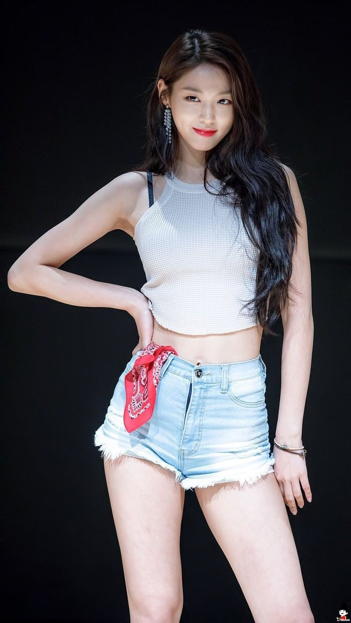 3. Seolhyun cũng là một trong những &quot;thánh body&quot; được ca ngợi của Kpop. Từng có thời gian thừa cân, người đẹp sinh năm 1995 đã chăm chỉ tập luyện và ăn kiêng mới đạt được thân hình đáng mơ ước. Người đẹp phủ nhận chỉ ăn ức gà, trứng và khoai lang để giữ dáng như lời đồn thổi trên mạng xã hội.