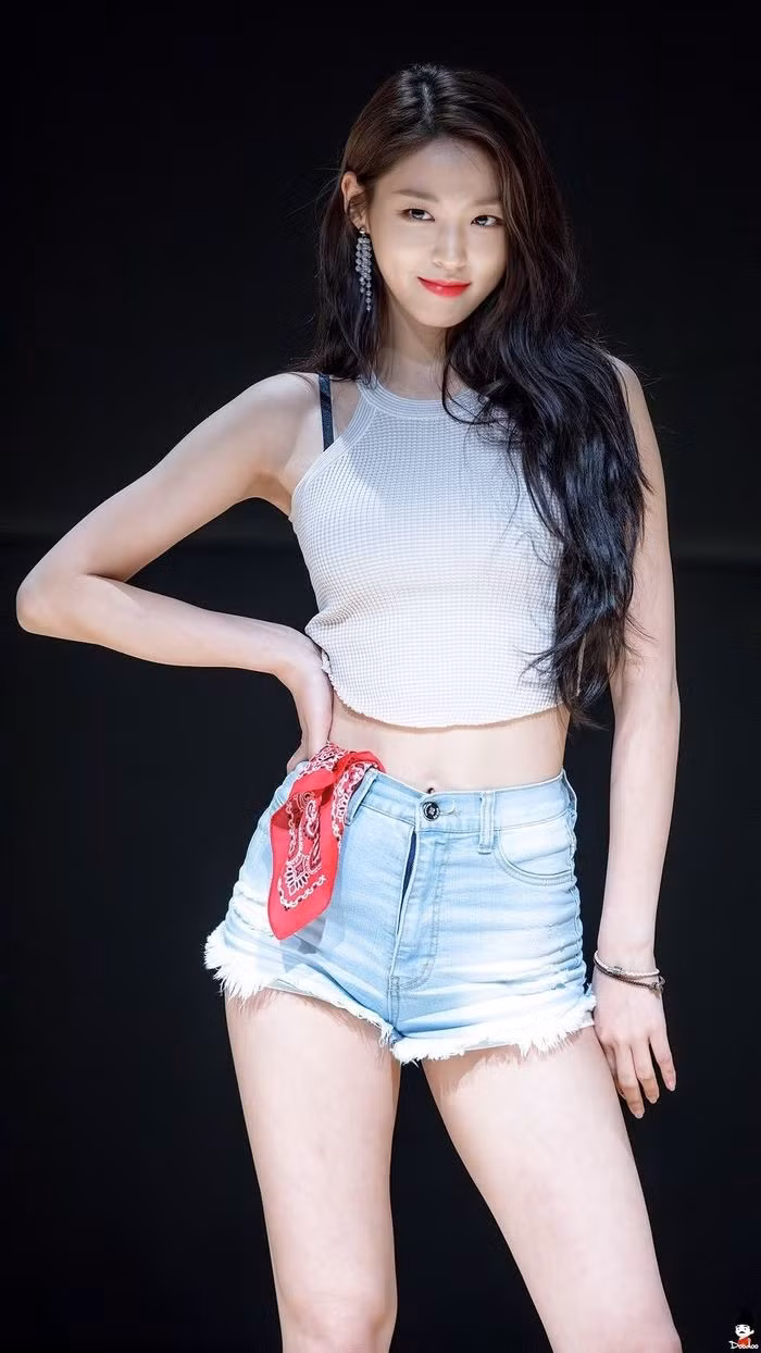 3. Seolhyun cũng là một trong những "thánh body" được ca ngợi của Kpop. Từng có thời gian thừa cân, người đẹp sinh năm 1995 đã chăm chỉ tập luyện và ăn kiêng mới đạt được thân hình đáng mơ ước. Người đẹp phủ nhận chỉ ăn ức gà, trứng và khoai lang để giữ dáng như lời đồn thổi trên mạng xã hội.