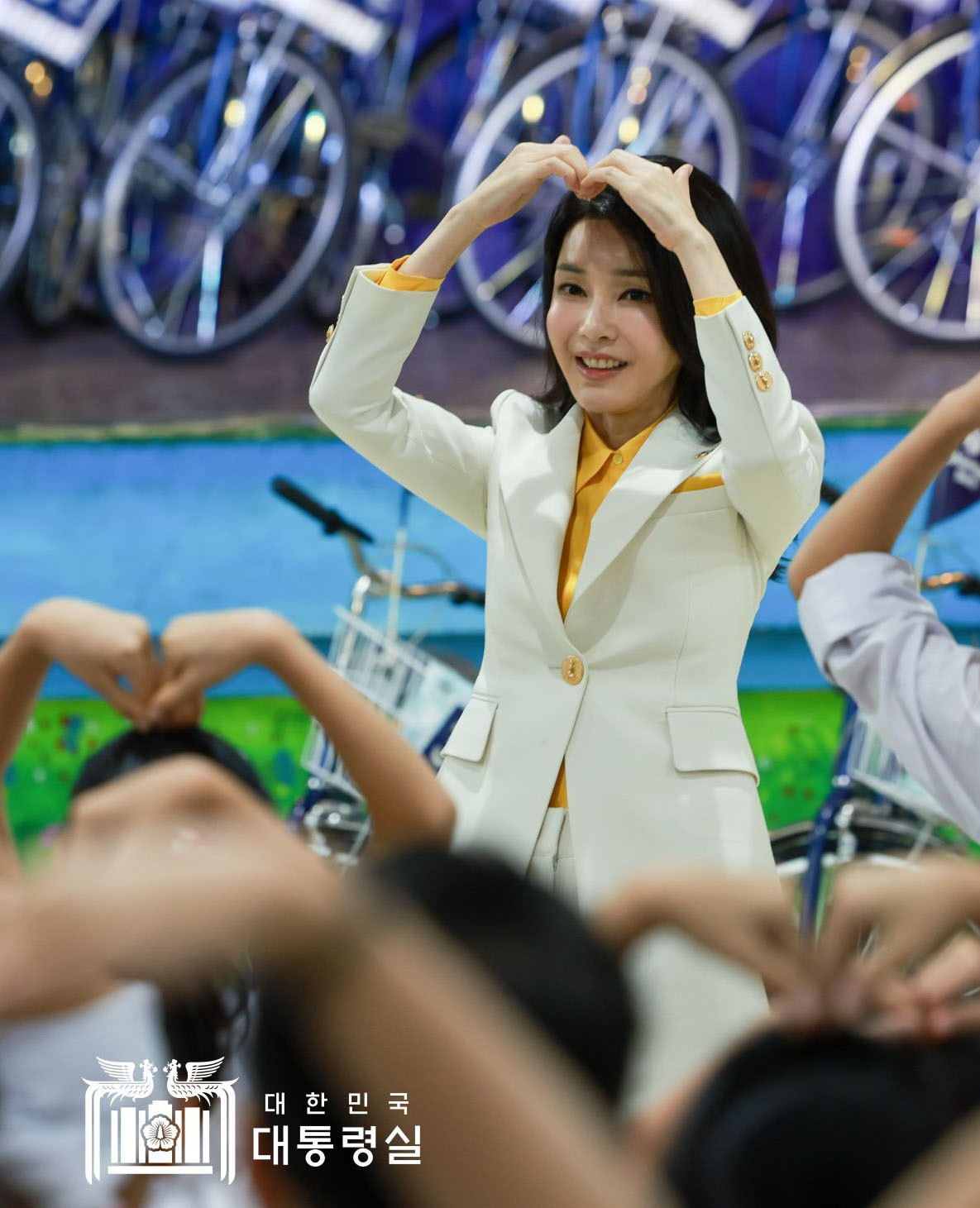 Công thức áo vest, sơ mi cùng chân váy hoặc quần dài được phu nhân sinh năm 1972 lặp lại khi tham gia các hoạt động trong chuyến thăm cấp Nhà nước đến Việt Nam.