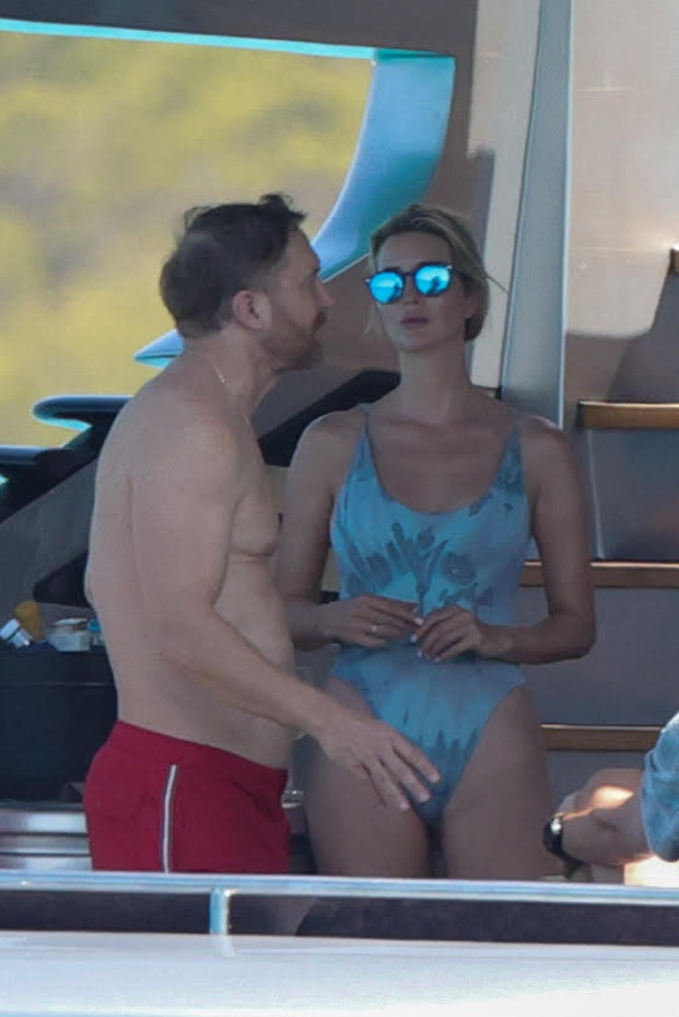 Trên du thuyền, Ivanka mặc áo tắm một mảnh dáng thể thao màu xanh của Dos Gardenias, giá 179 USD. Các đường cắt khoét táo bạo giúp mỹ nhân sinh năm 1981 khoe hình thể săn chắc, gợi cảm.