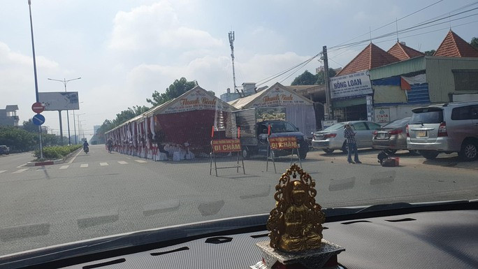 Đây là trục đường chính, có lưu lượng xe qua lại rất đông, đặc biệt là xe tải trọng lớn ra vào các công ty trong khu công nghiệp. Việc dựng rạp cưới ở trên đường này tiềm ẩn nhiều nguy hiểm