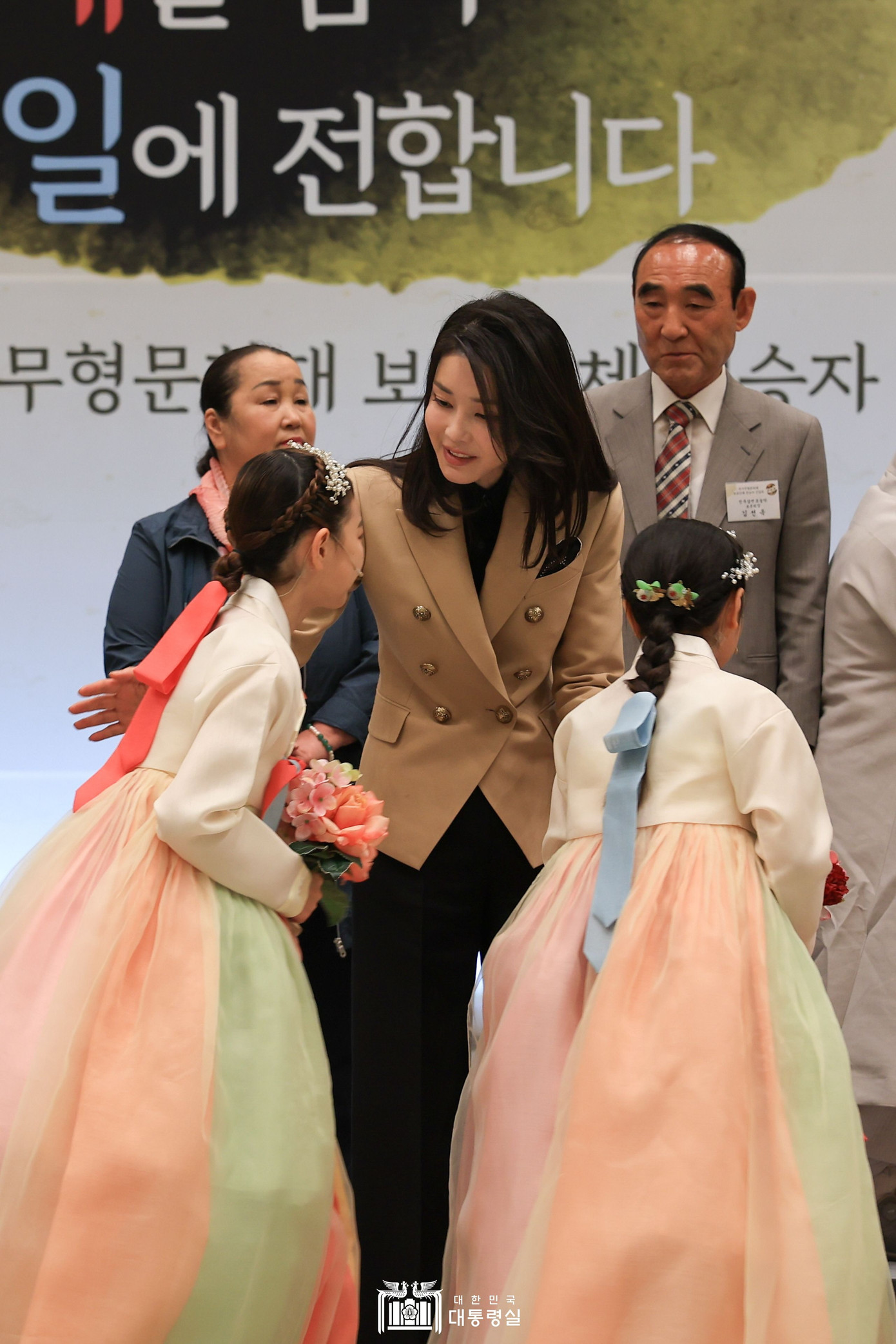 Hầu hết thiết kế được phu nhân 51 tuổi mặc khó xác định được thương hiệu cũng như định giá. Theo báo chí Hàn Quốc, chúng thường được đặt may riêng dựa theo gu thẩm mỹ và vóc dáng của bà.