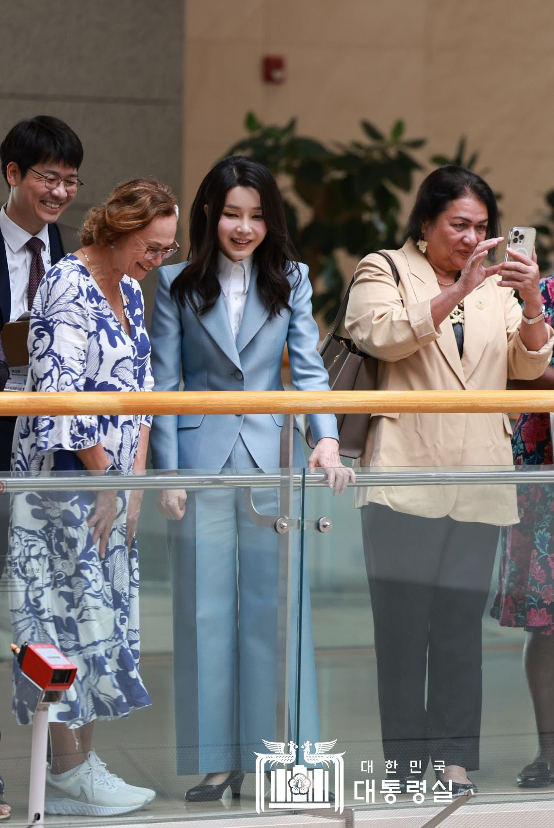 Trang phục giúp bà Kim Keon Hee bộc lộ được cá tính mạnh mẽ, độc lập và tự tin của một nữ tổng giám đốc thành công, quyền lực.