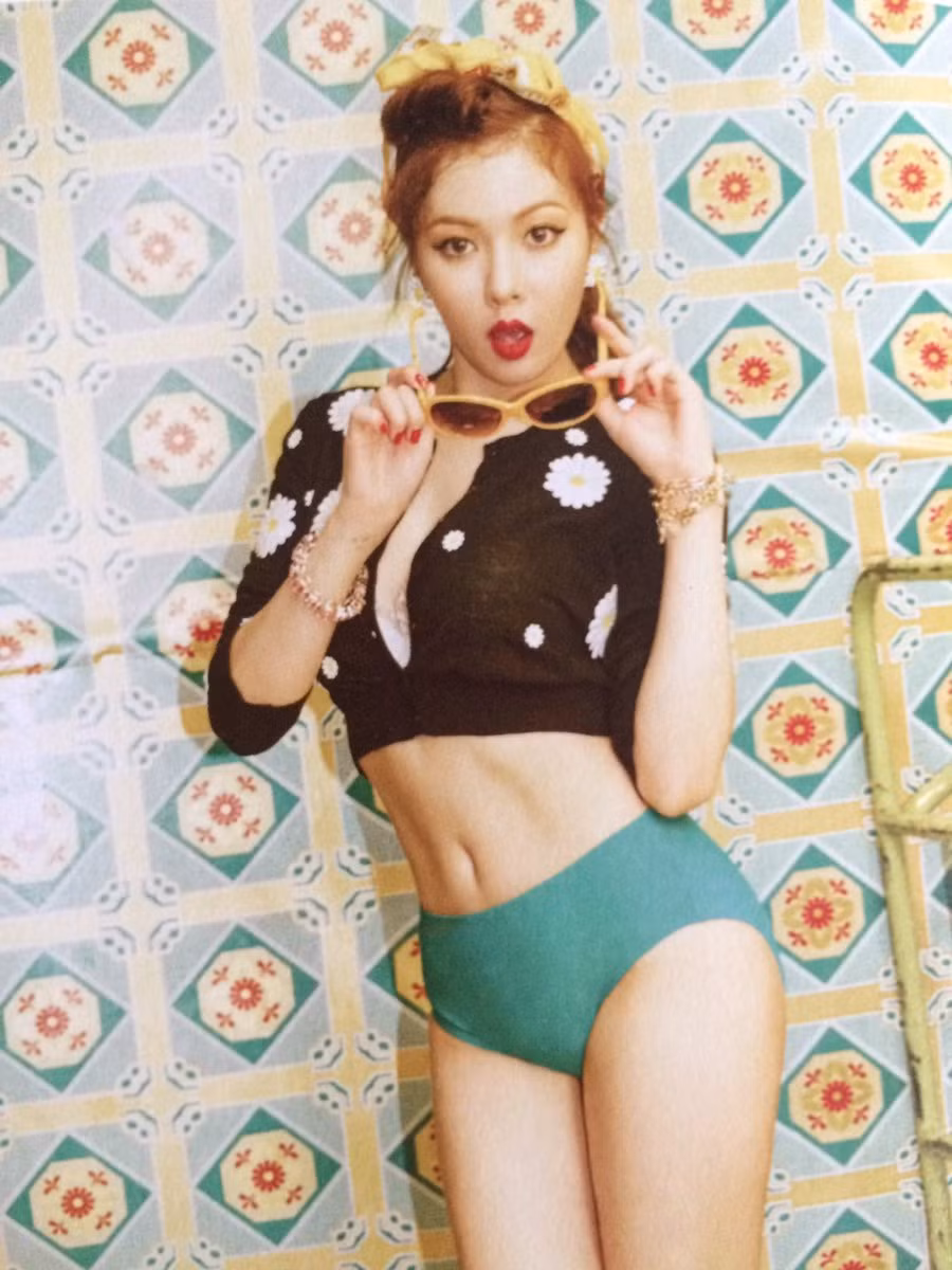 2. HyunA được khán giả đặt cho biệt danh "Biểu tượng gợi cảm xứ Hàn". Cô thường mặc những trang phục "thiếu vải" để khoe thân hình thon gọn, săn chắc.
