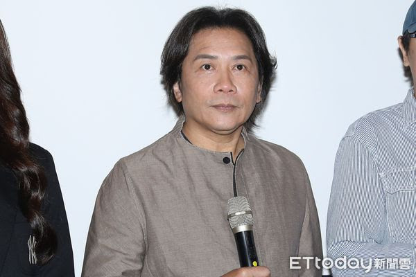 Jeffery Hsu cũng chọn cách giải nghệ sau khi bị nhiều phụ nữ cáo buộc quấy rối tình dục. Jeffery Hsu cũng chọn cách giải nghệ sau khi bị nhiều phụ nữ cáo buộc quấy rối tình dục.