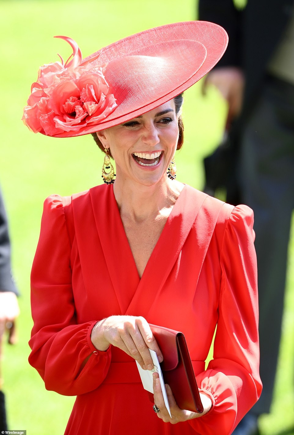 Trang phục bắt mắt cùng nụ cười rạng ngợi của Công nương Kate giúp cô trở thành người tỏa sáng nhất sự kiện. Ảnh: WireImage.