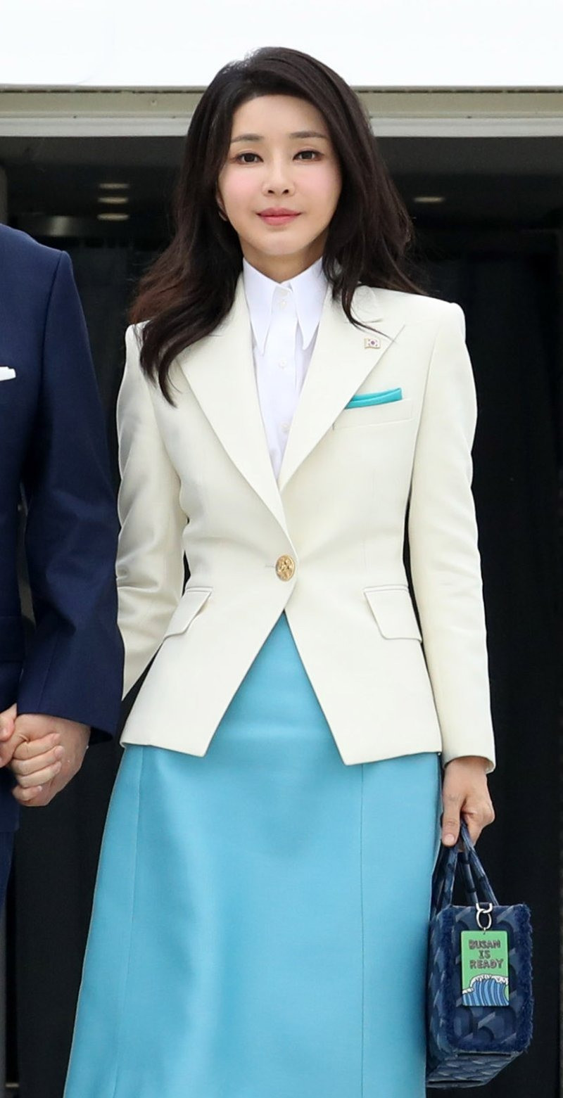 Không chỉ đơn thuần là người yêu thời trang, bà Kim Keon Hee có sự quan tâm đặc biệt đến thời trang bền vững. Bà yêu thích những sản phẩm, phụ kiện làm từ vật liệu thân thiện với môi trường như da thuần chay hay vật liệu tái chế. Bà cũng ưu tiên ủng hộ các thương hiệu nội địa. Chiếc túi trong ảnh làm từ da táo, siêu nhẹ và an toàn với môi trường, đến từ thương hiệu thời trang "thuần chay" Hàn Quốc. Chiếc móc khóa cũng đến từ Busan. Chiếc túi này được bà Kim Keon Hee dùng trong chuyến thăm Mỹ vào tháng 4 và khi vừa đáp máy bay xuống Hà Nội ngày 22/6. Ảnh: Newsis. Không chỉ đơn thuần là người yêu thời trang, bà Kim Keon Hee có sự quan tâm đặc biệt đến thời trang bền vững. Bà yêu thích những sản phẩm, phụ kiện làm từ vật liệu thân thiện với môi trường như da thuần chay hay vật liệu tái chế. Bà cũng ưu tiên ủng hộ các thương hiệu nội địa. Chiếc túi trong ảnh làm từ da táo, siêu nhẹ và an toàn với môi trường, đến từ thương hiệu thời trang "thuần chay" Hàn Quốc. Chiếc móc khóa cũng đến từ Busan. Chiếc túi này được bà Kim Keon Hee dùng trong chuyến thăm Mỹ vào tháng 4 và khi vừa đáp máy bay xuống Hà Nội ngày 22/6. Ảnh: Newsis.