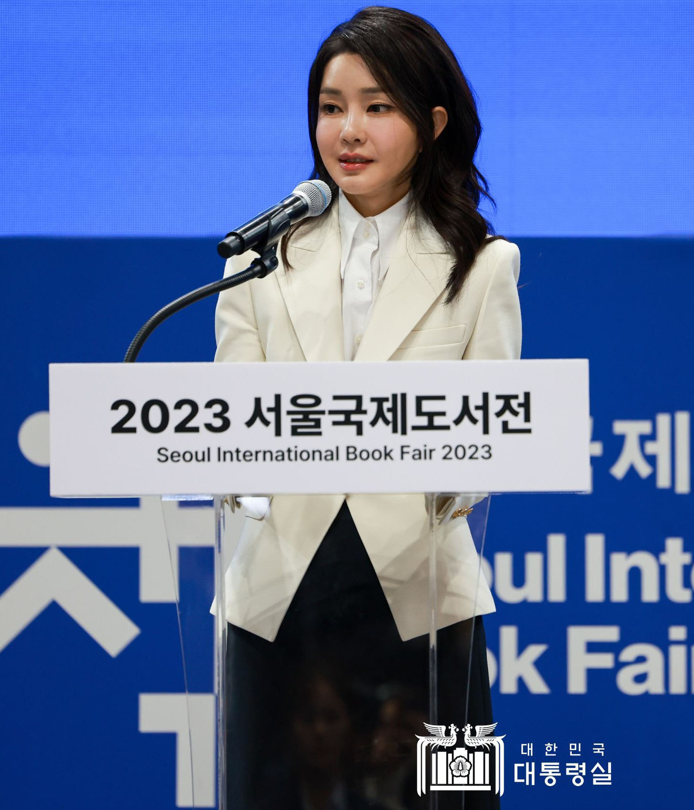 Các thiết kế vừa vặn với cơ thể nên dù kín đáo vẫn tôn được vóc dáng mảnh mai của bà Kim Keon Hee. Bà cũng kết hợp túi xách màu sắc để tổng thể không bị đơn điệu.