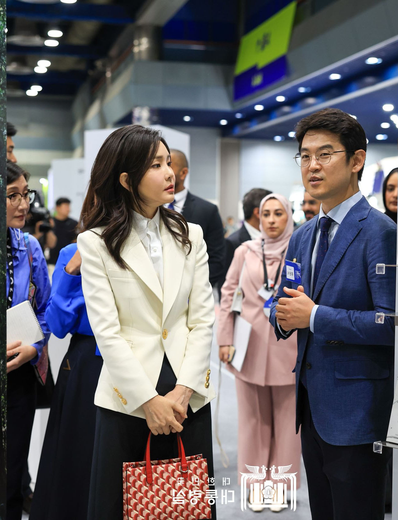 Các thiết kế vừa vặn với cơ thể nên dù kín đáo vẫn tôn được vóc dáng mảnh mai của bà Kim Keon Hee. Bà cũng kết hợp túi xách màu sắc để tổng thể không bị đơn điệu.