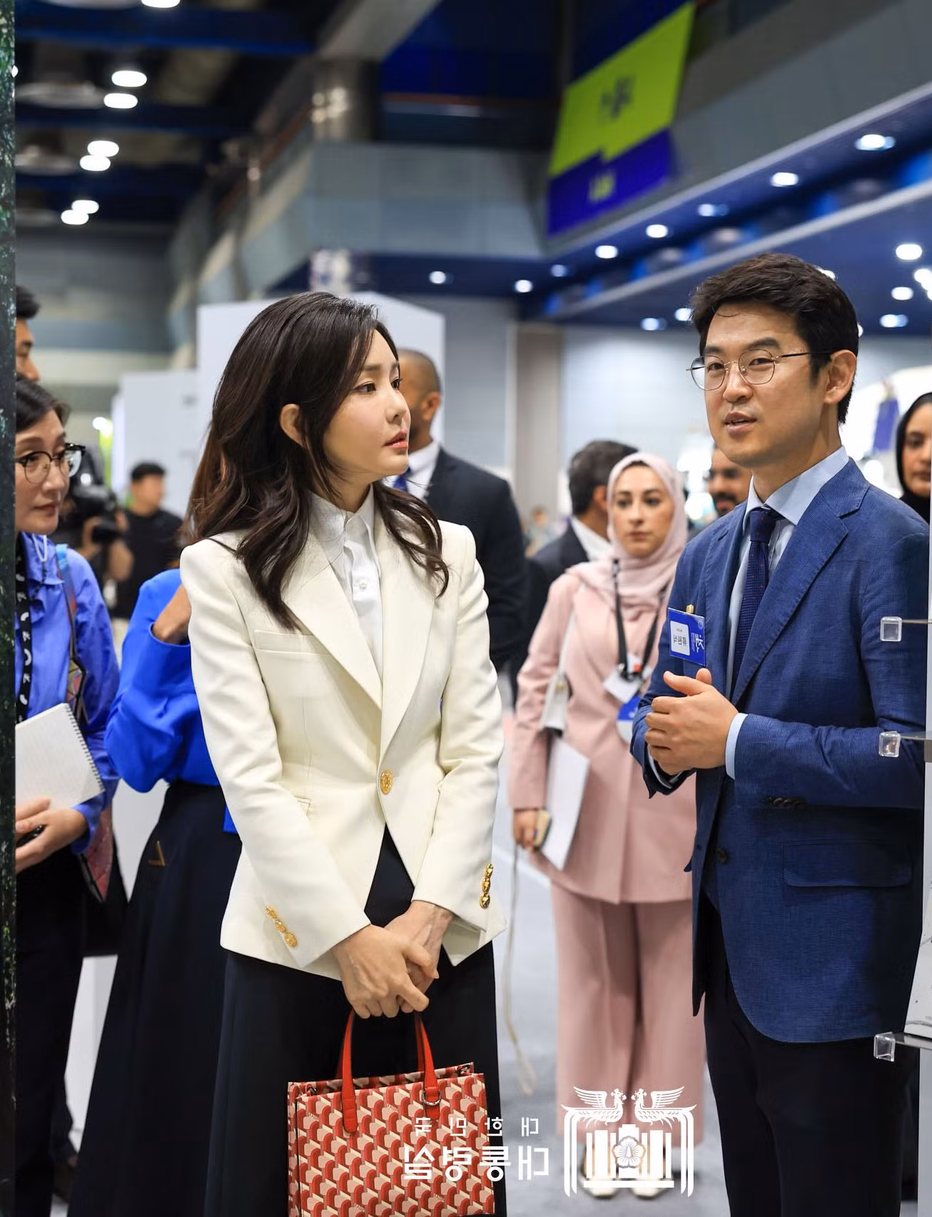 Các thiết kế vừa vặn với cơ thể nên dù kín đáo vẫn tôn được vóc dáng mảnh mai của bà Kim Keon Hee. Bà cũng kết hợp túi xách màu sắc để tổng thể không bị đơn điệu.